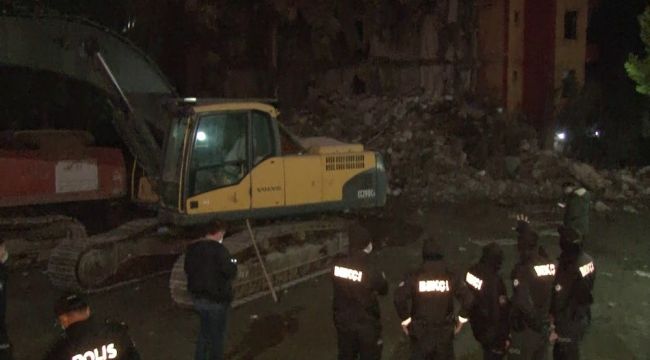 Maltepe'de yıkımı devam eden bina göçtü