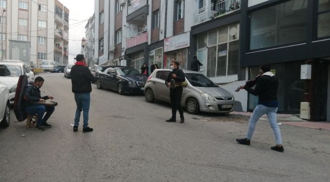 Müzisyenler sokak sokak bahşiş topluyor