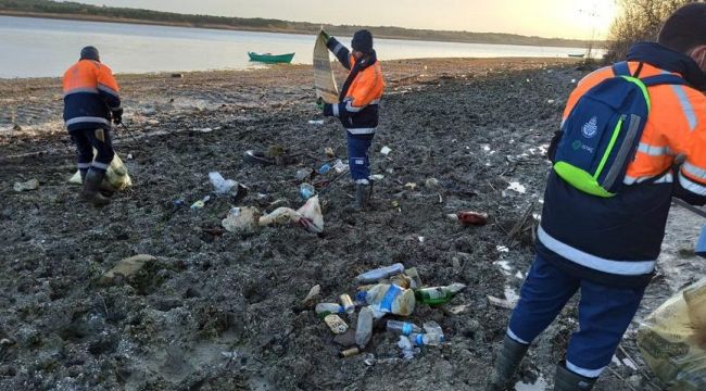 Sular çekildi, torba torba çöpler ortaya çıktı