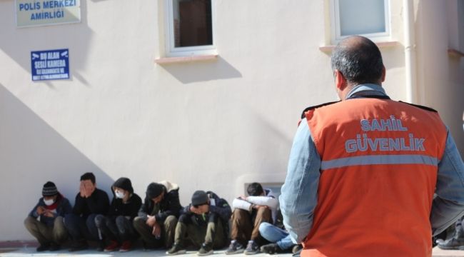 32 kaçak göçmen saklandıkları seralarda polise yakalandı