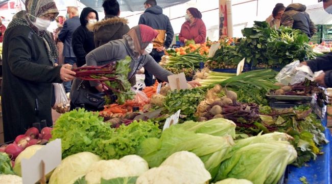 Aliağa pazarlarını kışlık sebze ve meyveler şenlendiriyor