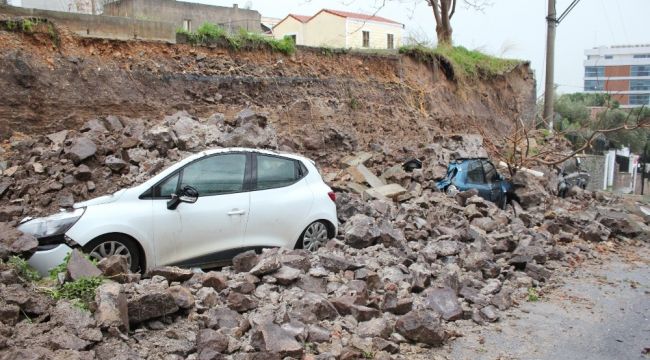 Bayraklı'da istinat duvarı çöktü, 4 araç altında kaldı