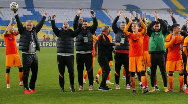 Galatasaraylı futbolcular galibiyet deplasman tribününde kutladı