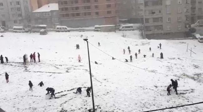 İstanbul beyaza bürününce çocuklar kısıtlamayı unuttu