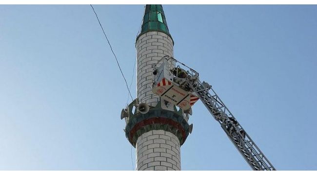 İzmir'de fırtına cami minaresinden beton parçalar koparttı