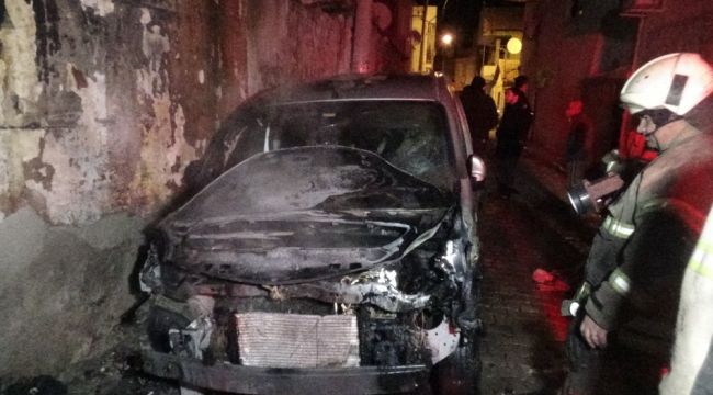 İzmir'de 2 otomobil ve 1 iş yeri yandı