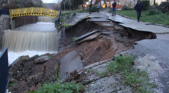 İzmir'de istinat duvarı büyük bir gürültüyle yıkıldı