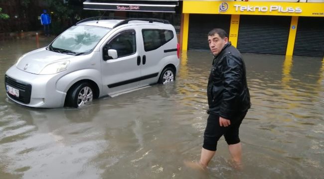 İzmir'i vuran sel felaketiyle esnaf ve vatandaş çaresiz kaldı