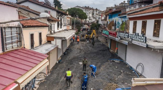 Kuşadası, turistik çarşılarına kollarını çemredi