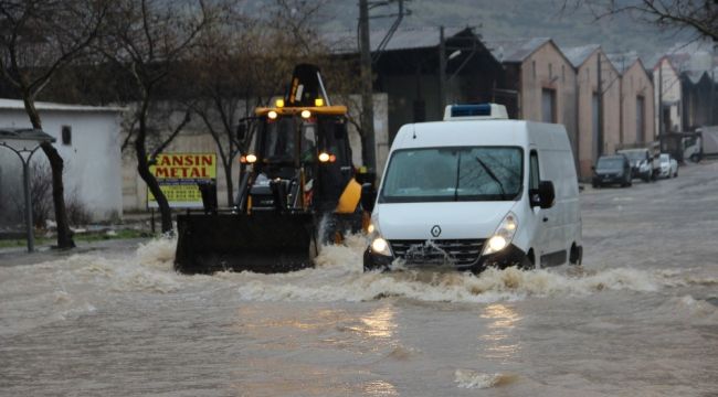 Manisa'da dereler ve sulama kanalları taştı