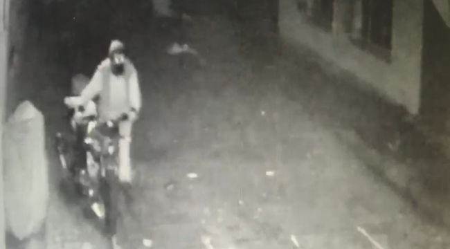 Motosiklet hırsızı önce kameraya sonra polise yakalandı