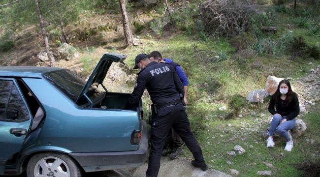 Polisi gördü, kız arkadaşını unuttu