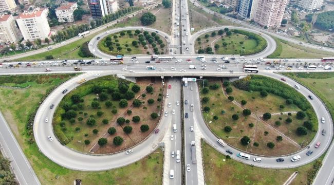 Sel sularına teslim olan kavşakta dünden eser yok