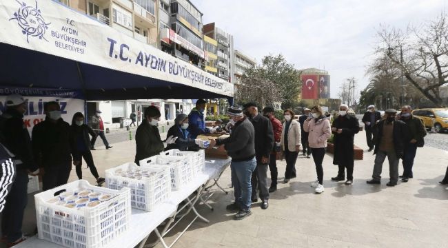 Aydın Büyükşehir'den Miraç Kandili dolayısıyla vatandaşlara helva ikramı