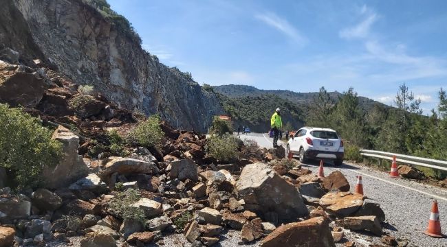 Datça-Marmaris karayolunda heyelan