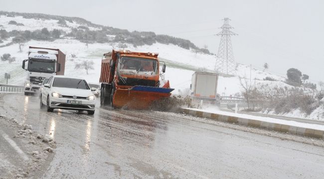 İzmir-Ankara Karayolu kapanmasın diye çalışıyorlar