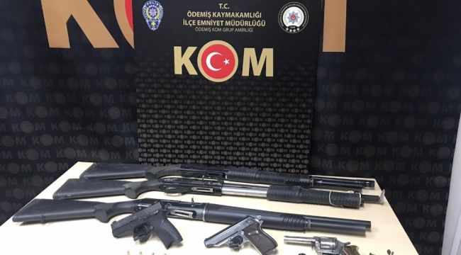 İzmir polisi, silah tacirlerini yakaladı