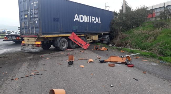 İzmir'de faciadan dönüldü: İki tır ile kamyon çarpıştı