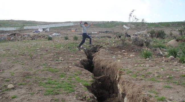 İzmir'deki korkutan çatlaklar için belediyeden açıklama