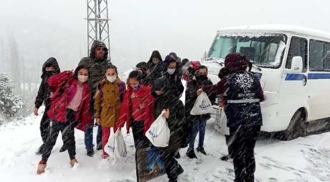 Karda mahsur kalan öğrenciler kurtarıldı