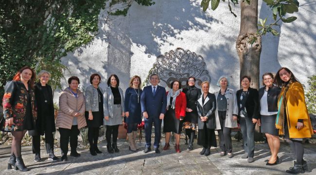 Konak Belediyesi'nde müdürlerin yarısı kadın