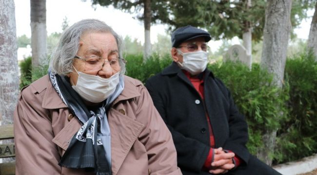 Koronadan ölen doktor, babası için ayrılan mezara defnedildi