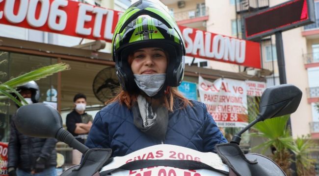 'Pembe kasklar' motosikletleriyle trafikte