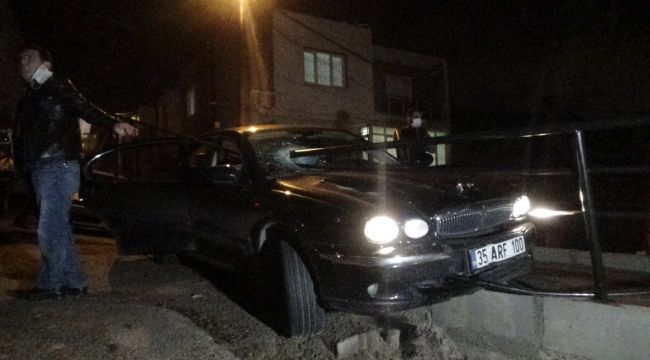 Polisten kaçan şüphelinin otomobili demirlere saplandı