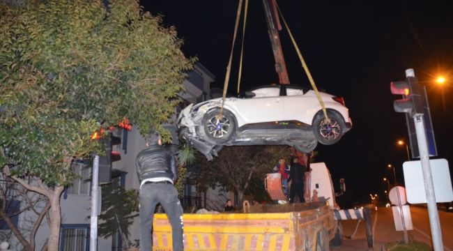 Taksiye çarpan otomobil bahçe duvarında asılı kaldı