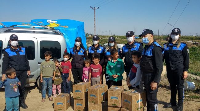 Adana polisinden çadırda yaşayan vatandaşlara Ramazan kolisi