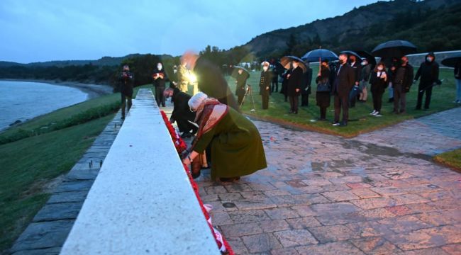 Anzak Koyu'nda sessiz 'Şafak Ayini'