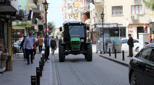 Arkadaşlarına kızdı, otomobilini satıp traktör aldı