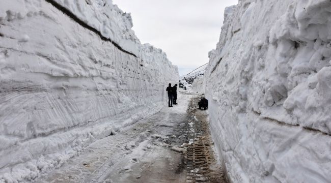 Bahar ayında 10 metrelik kar