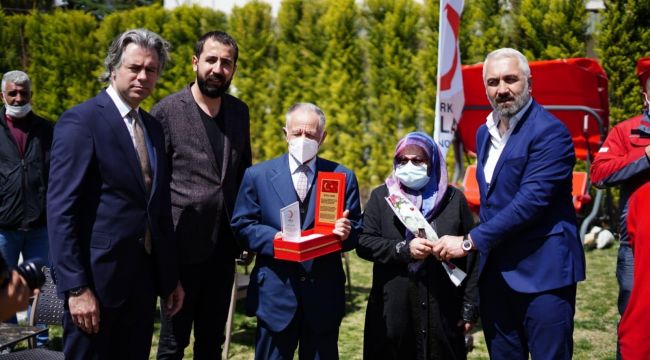 Bornova Kızılay'dan şehit ailelerine plaket