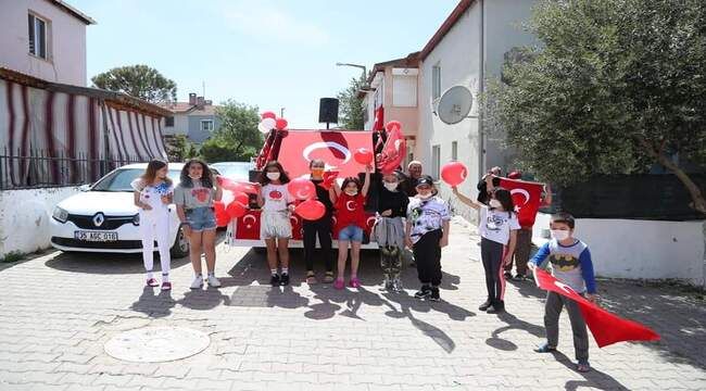 Çocuklar bayramı sokakta kutladı