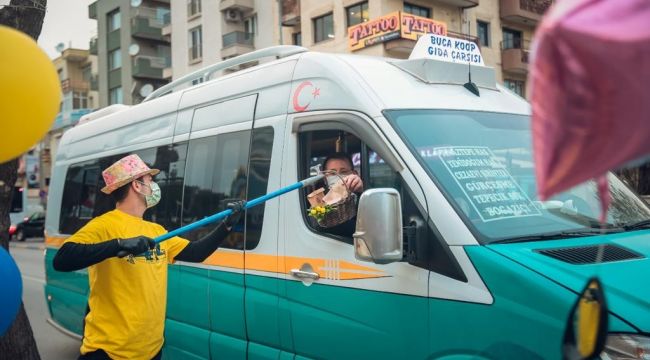 İftara trafikte yakalananlara sosyal mesafeli kumanya