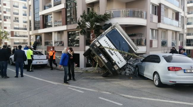 İki aracı biçti, istinat duvarını yıktı