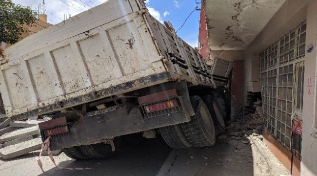 İzmir'de kamyon evin duvarına çarparak durabildi