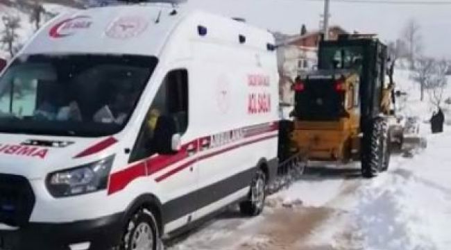 Kara saplanan ambulansın imdadına iş makinesi yetişti