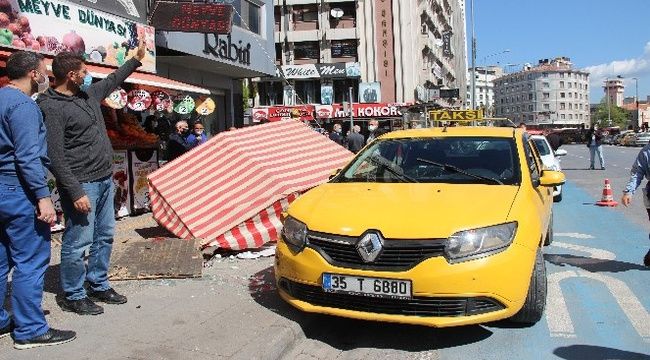 Kazaya karışan ticari taksi simitçi tezgahına daldı