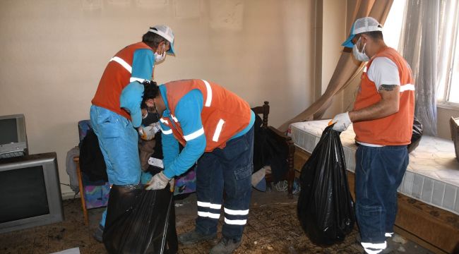 Kuşadası'ndaki çöp evden 6 kamyon atık çıkarıldı