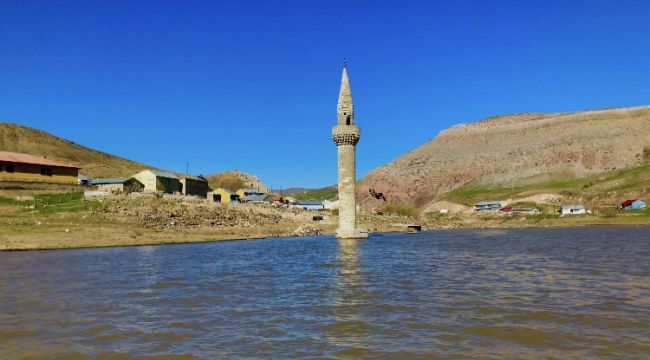 Su altından yükselen minare