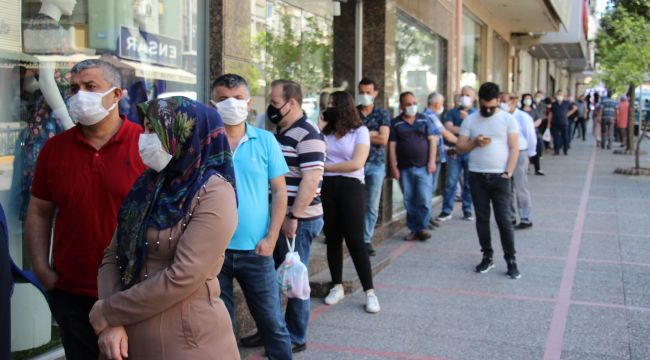 Aydın'da sokaklar boş, tatlıcılar dolu