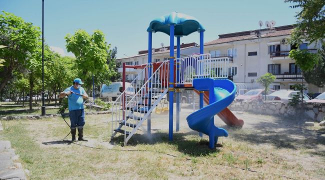 Belediye ekipleri Kuşadası'nı köşe bucak temizliyor