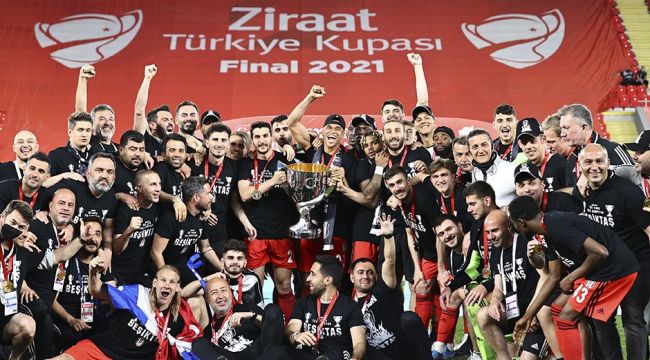 Beşiktaş 12 yıl sonra çifte kupayı müzesine götürdü