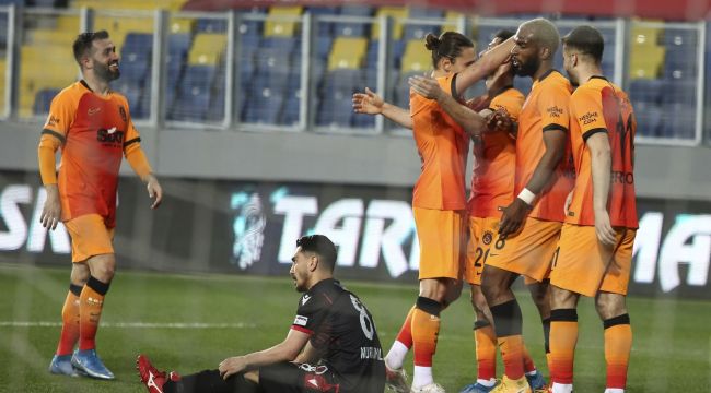 Galatasaray bırakmıyor