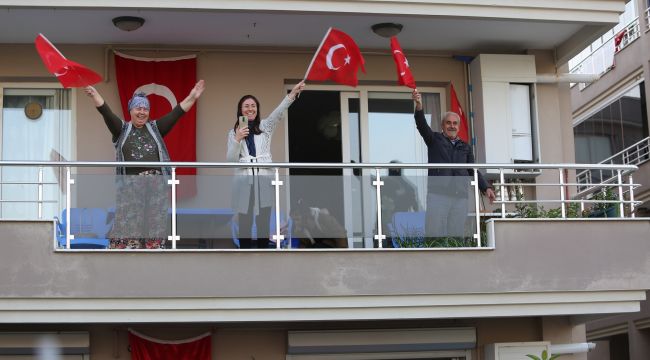 Gaziemir'in balkonlarında bayram coşkusu