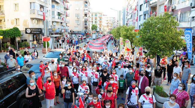 İzmir'de 190 genç 190 metrelik Türk bayrağını taşıdı