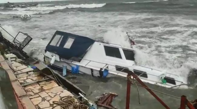 İzmir'de fırtına etkili oldu: Dikili'de tekneler battı