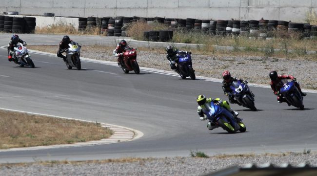 İzmir'de kadın motosikletçiler piste çıktı